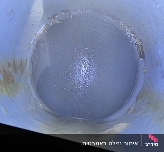 צילום פנים צינור עם לחות וכתמים, כפתורי שליטה.